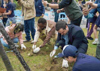 光榮五十、綠意永續！三重光榮國小校慶植樹 聖國大使與匈國代表共襄盛舉