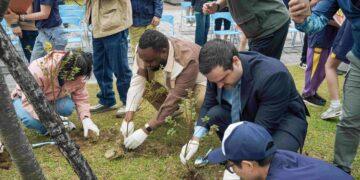 光榮五十、綠意永續!三重光榮國小校慶植樹 聖國大使與匈國代表共襄盛舉