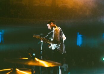 邀吉他手Yvette Young跨刀新曲——英國民謠才子Novo Amor來台前短訪