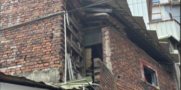 土城老屋坍塌!技師勘查:木橫梁腐朽致天花板掉落 工務局急安置住戶