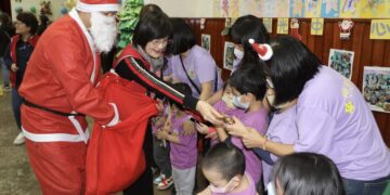 紅衣公公現身三重 星兒「秒起立」接禮物 溫馨星宴融化爸媽心