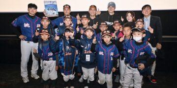 國球魂爆發 中山扶輪社包廳看「冠軍之路」 現場播國歌超震撼