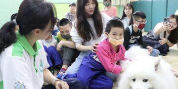 最好的兒童節禮物!新莊裕民分館首推「寵物陪伴」 毛小孩助攻特教班閱讀力