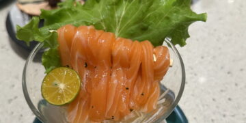 爭鮮鮭魚季新品創意命名吸睛 網友熱議餐點名稱與獨特料理方式