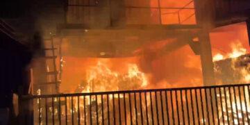 影音/羅東鎮復興路三段木材工廠晚間大火 無人員受困