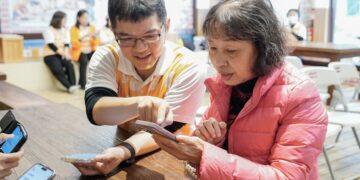 不當數位難民！新北市據點數位陪伴員上線 協助長輩輕鬆掛號、搭車、線上購物