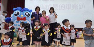 幼兒人生首場畢業典禮不受控跑跳哭鬧現場充滿童趣家長紛紛捕捉畫面