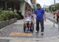 輪椅網球選手唐兆漢體驗新北漢生東路人行道 稱讚拓寬後通行更加順暢平安