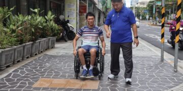 輪椅網球選手唐兆漢體驗新北漢生東路人行道 稱讚拓寬後通行更加順暢平安