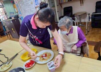 彰榮日照長輩化身點心大師 創意鮮果鬆餅健康美味加分