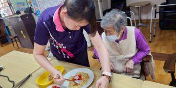 彰榮日照長輩化身點心大師 創意鮮果鬆餅健康美味加分