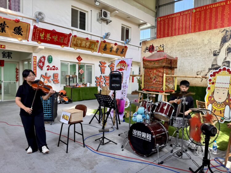 ▲慈濟大學的小提琴手李欣晏(前)，以及羅東國中的青年爵士鼓手林晏碩(後)聯手帶來精彩表演。（圖／業者提供）