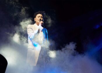 杜拜華語第1人 張信哲人未到已爆紅 燈箱旗海插好插滿杜拜 《未來式∞》神秘夢幻 五六年級讚聲懷念