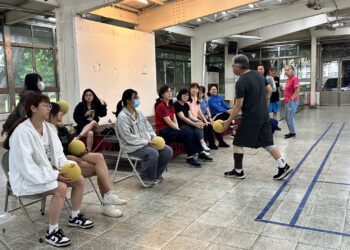 真理大學舉辦「手綿球共學體驗活動」　鼓勵樂齡長者有空多玩預防失能失智