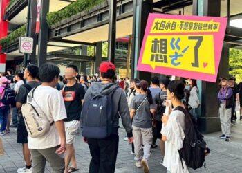 信義區舉牌掀熱議 ! 韓籍男友現學現賣甜喊「我也是ㄍㄜˊ?」