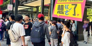 信義區舉牌掀熱議 ! 韓籍男友現學現賣甜喊「我也是ㄍㄜˊ?」