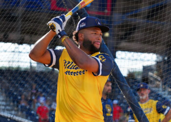 影/《MLB季後賽》Chourio再見安打逆轉 棒打火球終結者Miller 釀酒人率先兩勝聽牌!