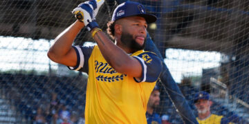 影/《MLB季後賽》Chourio再見安打逆轉 棒打火球終結者Miller 釀酒人率先兩勝聽牌!