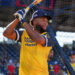 影/《MLB季後賽》Chourio再見安打逆轉 棒打火球終結者Miller 釀酒人率先兩勝聽牌!