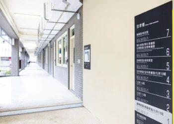 老舊校舍華麗轉身！秀峰高中新忠孝樓 2 月如期啟用 工務局長：構築安全校園