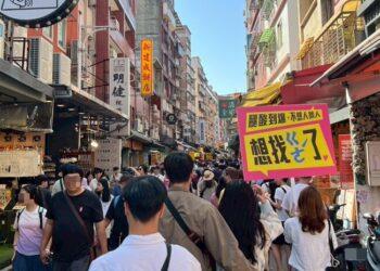 淡水街頭「尋人舉牌」爆紅！尋找消失10年的「ㄍㄜˊ」