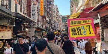 淡水街頭「尋人舉牌」爆紅！尋找消失10年的「ㄍㄜˊ」