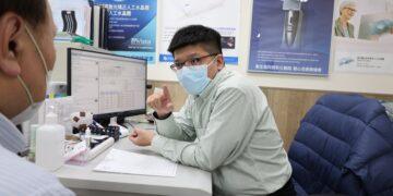 「右眼跳災」嚇壞 60 歲男！ 醫師：多半與自律神經失調有關