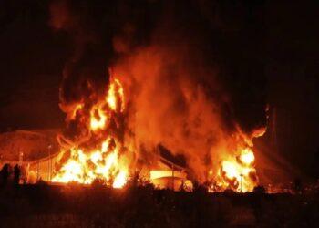 美以對伊行動屆滿17日：杜拜機場遇襲停航，川普斥德黑蘭陷「AI認知戰」