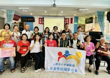 長者照顧關懷協會深入雙溪區帶領長輩創作生命繪本與演奏