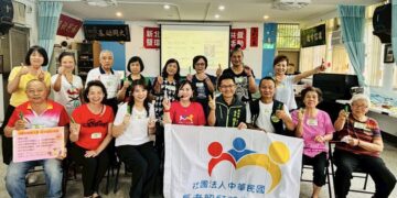 長者照顧關懷協會深入雙溪區帶領長輩創作生命繪本與演奏