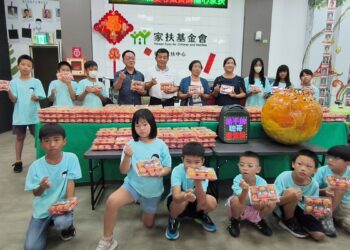 影音/吃蛋黃酥不用等到中秋節 聰哥團長捐送愛心蛋黃酥與家扶兒少開心相見歡