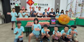 影音/吃蛋黃酥不用等到中秋節 聰哥團長捐送愛心蛋黃酥與家扶兒少開心相見歡