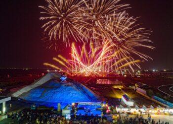 七股鹽山變身白色聖誕村! 全日吸引3000人齊聚同樂 共賞絢麗煙火