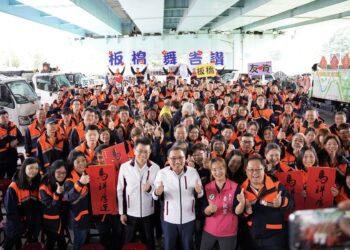 春節辛勞感謝有你！侯友宜慰勞板橋清潔隊 致贈福袋、橘子祝同仁「馬上賺錢」