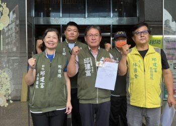 影音/創黨黨員再也待不下去 邱建富親送退黨申請