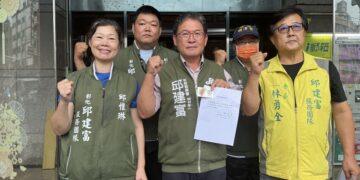 影音/創黨黨員再也待不下去 邱建富親送退黨申請