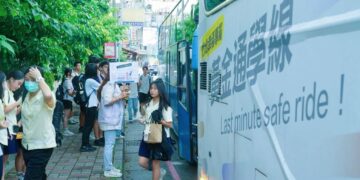 開學通勤潮 「雙市黃金通學線」爆滿 鄭朝方加開巴士暖心接送