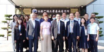 法務部長鄭銘謙到台南看守所傾聽基層聲音　並訪視「攜子入監」收容人