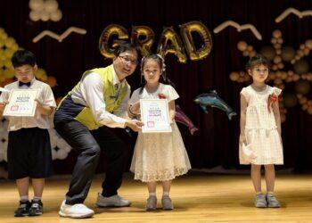彰化市立幼兒園畢業典禮 市長林世賢逐一頒發畢業證書