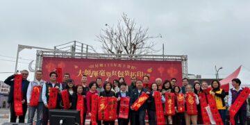 影音/田尾鄉馬上發財大師揮毫 現場烤乳豬與鄉親一起飽足迎新年