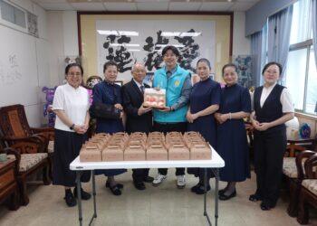 慈濟成立60周年　志工送壽桃分享喜悅