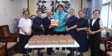 慈濟成立60周年　志工送壽桃分享喜悅