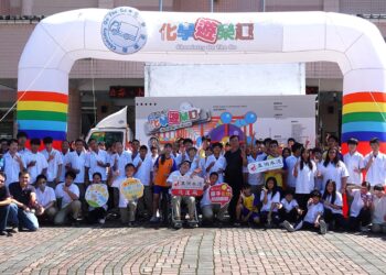 行動化學車開進光復鄉校園 淡江大學攜手亞泥陪伴孩子探索科學