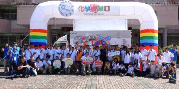 行動化學車開進光復鄉校園 淡江大學攜手亞泥陪伴孩子探索科學