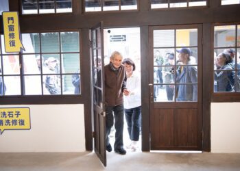 「嘉有木屋」實現木構新永續　黃敏惠為重生木屋掛門牌