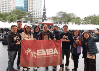 聖誕老公公來了！ 中央大學EMBA110級與莫力美國學校 合捐15萬元助新北寄養兒少快樂成長