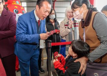 翁章梁初三發紅包 祈福鄉親迎好年