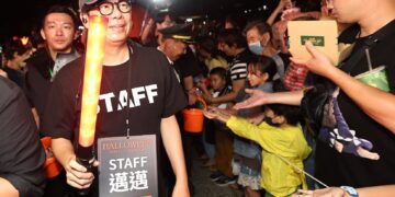 2025高雄萬聖節7萬人踩街狂歡　陳其邁化身工作人員與市民同樂