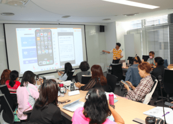 給長輩一口蘋果 新北社會局教數位陪伴員助長者學習智慧手機