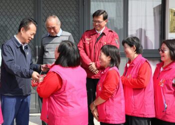 翁章梁年前慰勞消防弟兄　加強宣導防震三步驟